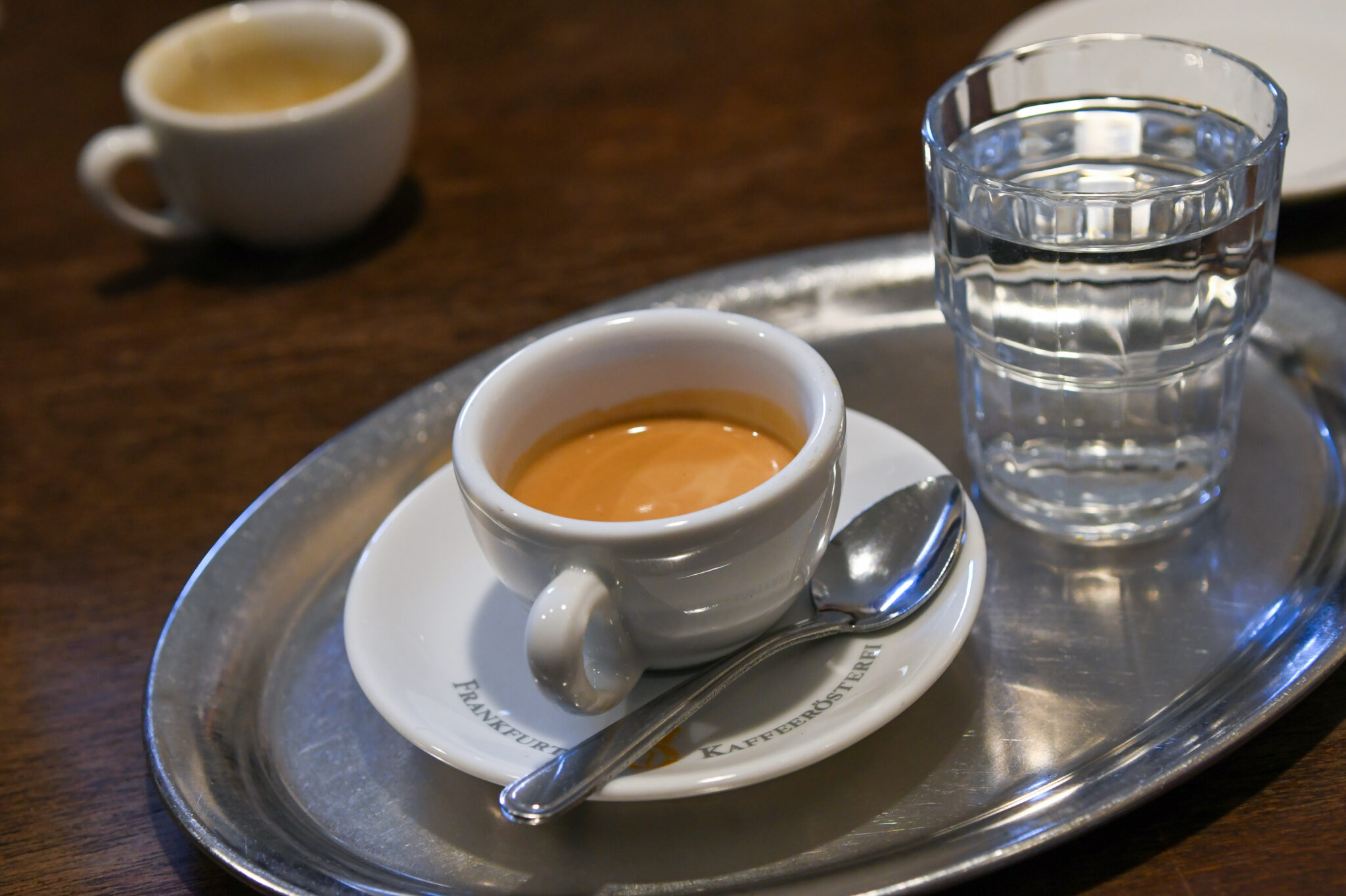 Frankfurt. 28.03.2023. Cafe Kante. Cafebereich. Zubereitung verschiedener Kaffee.
HONORARPFLICHTIG / FEE BY PUBLISHING
Veroeffentlichung nur zur aktuellen Berichterstattung, unter Beachtung des Medienprivilegs.
Vereinbarung ueber Abtretung von Persoenlichkeitsrechten der abgebildeten Person(en), Model / Product Release liegt nicht vor.
Photo: Renate Hoyer, Waldschmidtstr. 17, D-60316 Frankfurt. Phone: +49171-7992955. Frankfurter Volksbank IBAN: DE65 5019 0000 6500 9832 89.
BIC:FFVBDEFF, TAX Nr.:014 829 04467