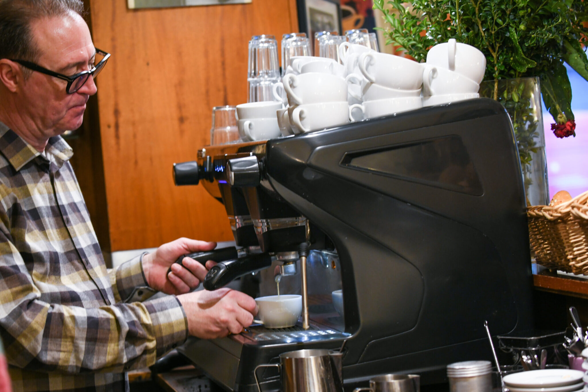 Frankfurt. 23.03.2023. Cafe Kante. Kaffee Zubereitung,
Inhaber Thomas Huck und Mitarbeiterin im Cafébereich..
HONORARPFLICHTIG / FEE BY PUBLISHING
Einwilligung (nach DS-GVO) liegt nur muendlich vor.
Veroeffentlichung nur zur aktuellen Berichterstattung, unter Beachtung des Medienprivilegs.
Vereinbarung ueber Abtretung von Persoenlichkeitsrechten der abgebildeten Person(en), Model / Product Release liegt nicht vor.
Photo: Renate Hoyer, Waldschmidtstr. 17, D-60316 Frankfurt. Phone: +49171-7992955. Frankfurter Volksbank IBAN: DE65 5019 0000 6500 9832 89.
BIC:FFVBDEFF, TAX Nr.:014 829 04467